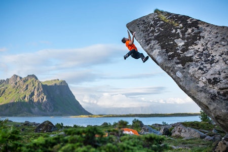 TRENING FOR KLATRING: Du kan designe ditt eget treningsprogram i klatring og holde deg skadefri ved å lese denne artikkelserien på ti artikler. Avbildet er sterke Thilo Schröter i Lofoten. Foto: Arc´Teryx 