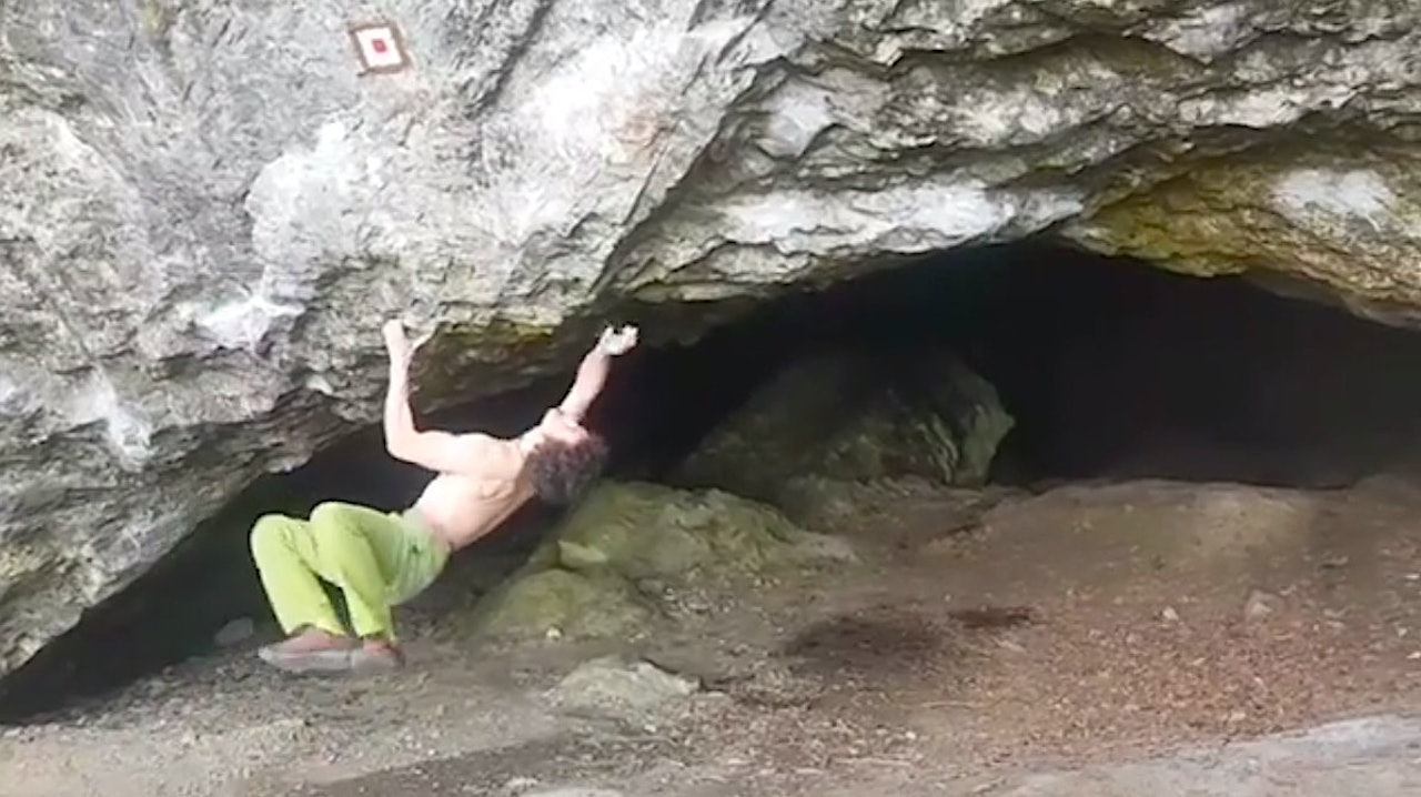 Adam Ondra går Francouzská spojka (7C+) uten å bruke bena. Foto: @adam.ondra på Instagram Adam Ondra går Francouzská spojka (7C+) uten å bruke bena. Foto: @adam.ondra på Instagram