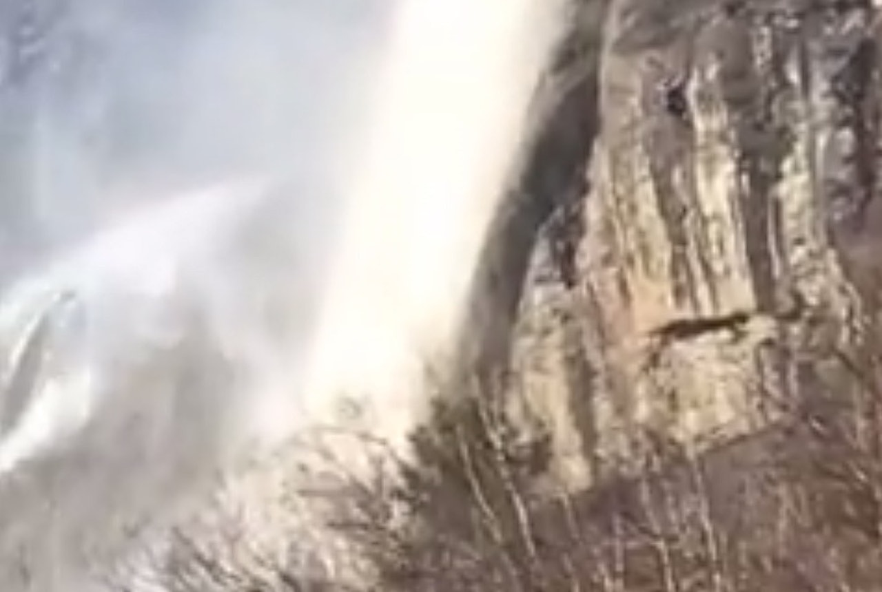 Ikke en foss nei, men et snøras – over en varm og fristende Mjelvahammer. Foto: RomsdalRock.com Ikke en foss nei, men et snøras – over en varm og fristende Mjelvahammer. Foto: RomsdalRock.com