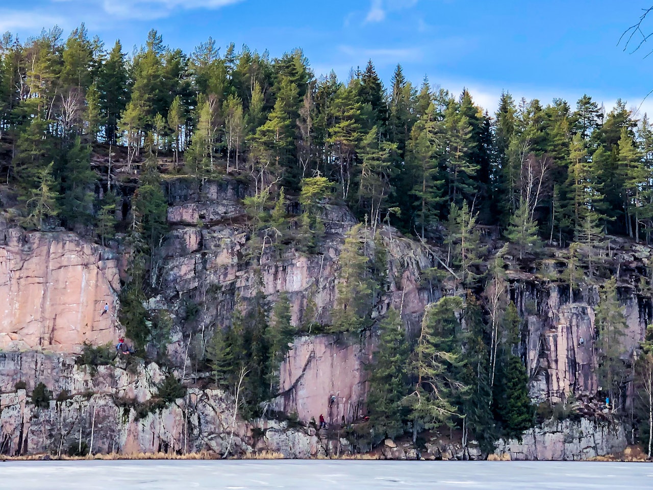 DAMTJERN: Er det greit å klatre utendørs nå? Ja, skriver Erik Grandelius, så lenge vi bruker hodet og fantasien. Her er et bilde fra Damtjern tatt for noen dager siden, med tre tauag. Foto: Thomas Horgen DAMTJERN: Er det greit å klatre utendørs nå? Ja, skriver Erik Grandelius, så lenge vi bruker hodet og fantasien. Her er et bilde fra Damtjern tatt for noen dager siden, med tre tauag. Foto: Thomas Horgen