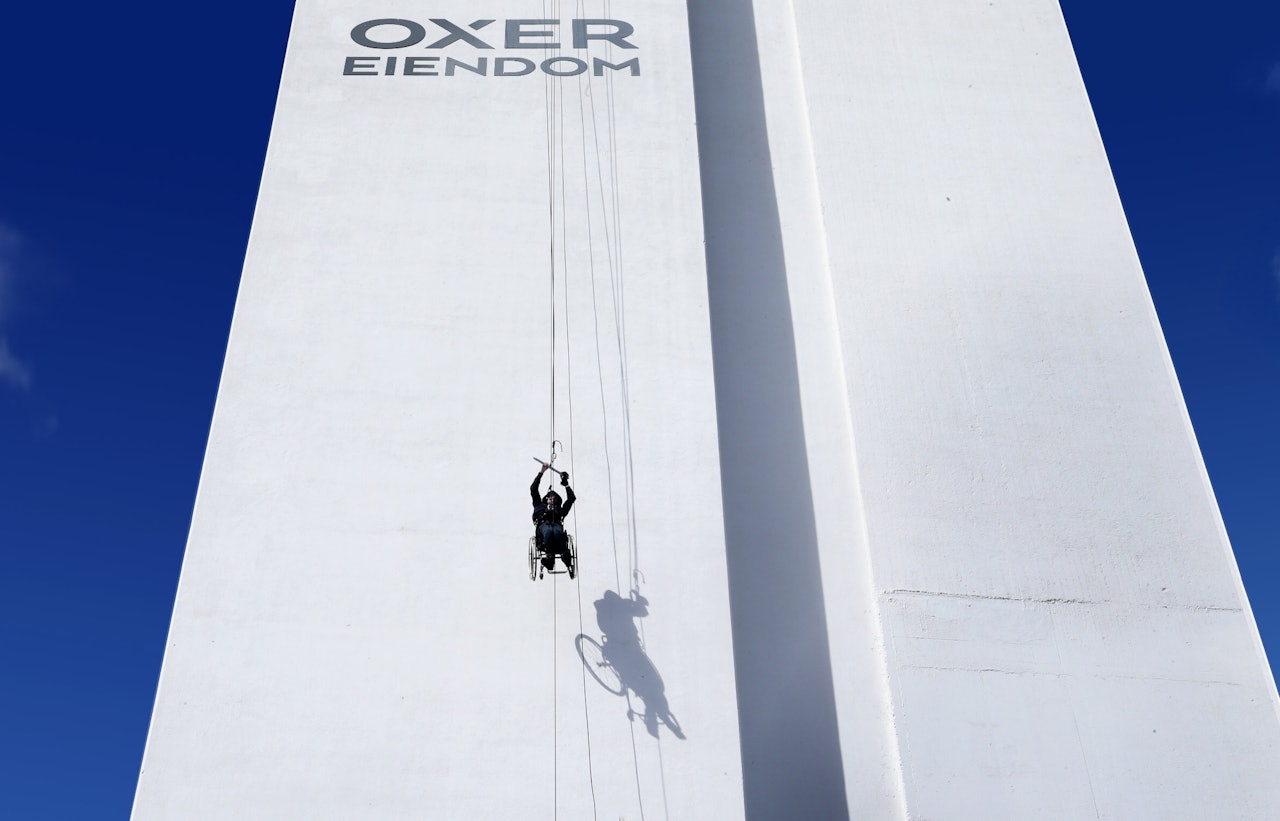 Harald Riise under sitt stunt på det 62 meter høye Oxer-tårnet i Oslo..