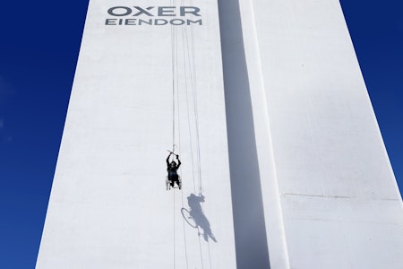 Harald Riise under sitt stunt på det 62 meter høye Oxer-tårnet i Oslo.. Harald Riise under sitt stunt på det 62 meter høye Oxer-tårnet i Oslo..