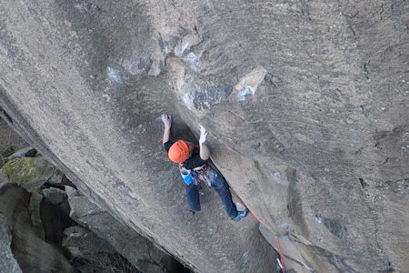 Erik Grandelius på sin nye rute Swedenborska rummet (8b, R/X), på Häller i Bohuslän. Foto: Tellef Storbakken Erik Grandelius på sin nye rute Swedenborska rummet (8b, R/X), på Häller i Bohuslän. Foto: Tellef Storbakken