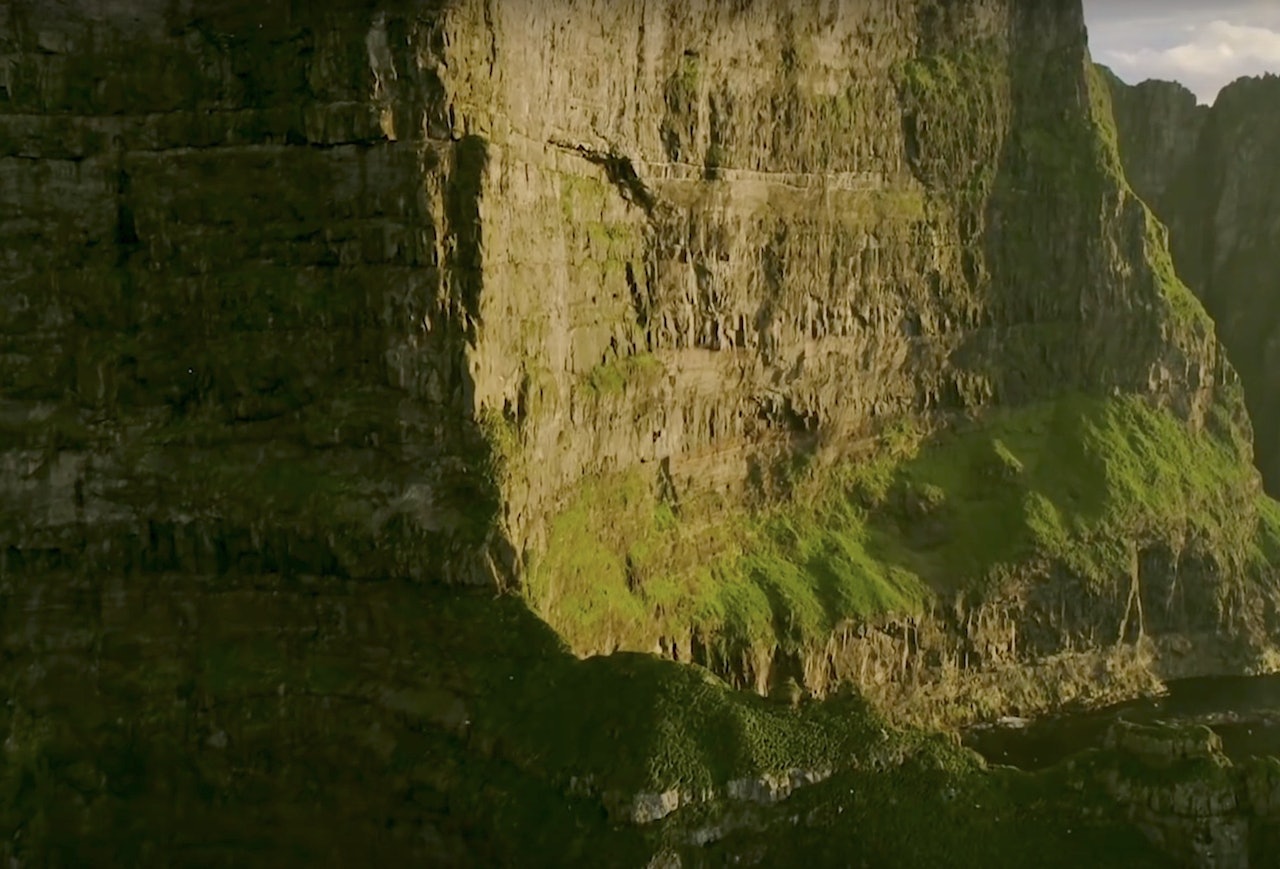 Verdens høyeste sjøklippe. Foto: Skjermdump fra filmen