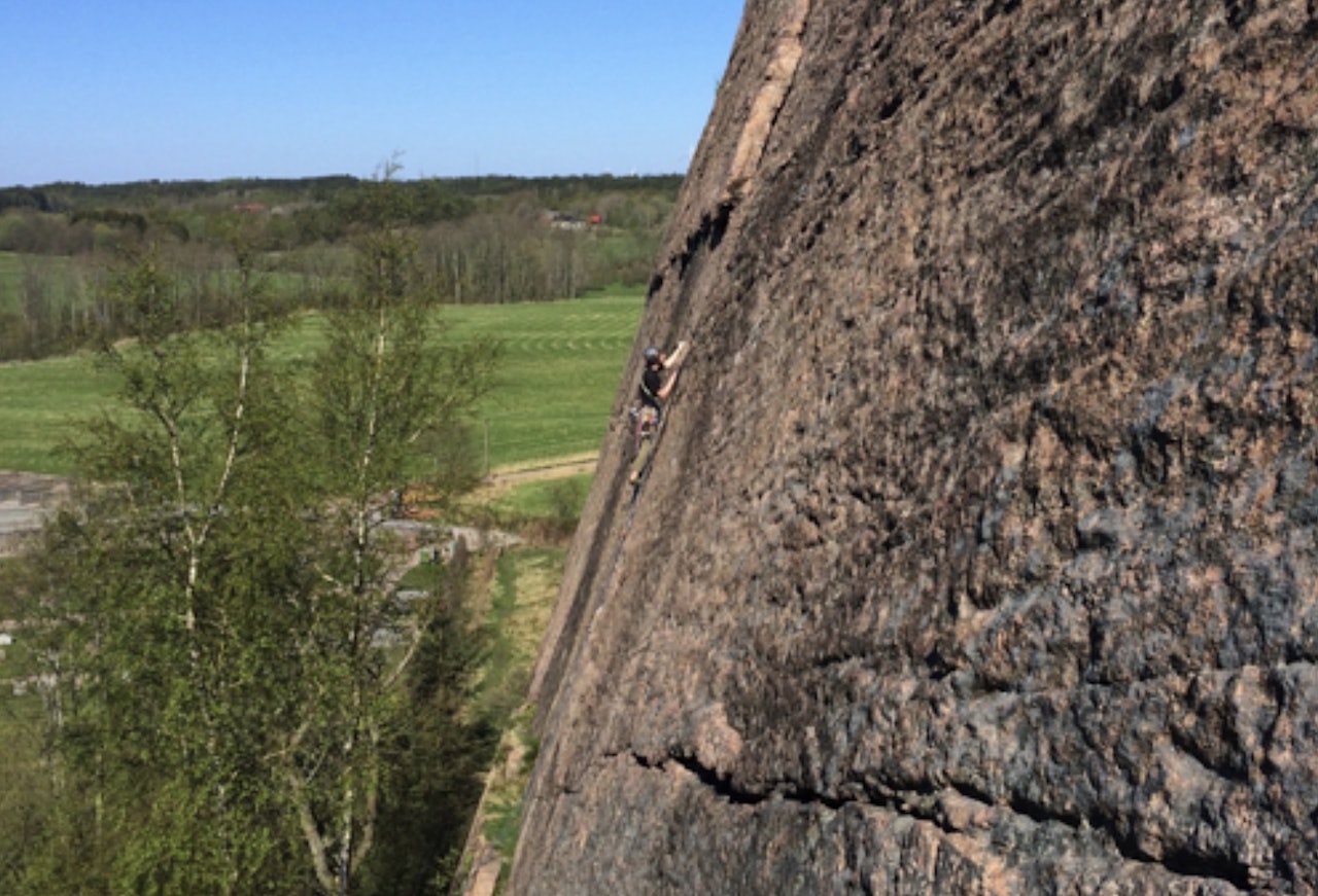 Deilig fjell: Joel Åhlander klatrer Kyrkråttan (4+) ved Brappersberget i Bohuslän. 