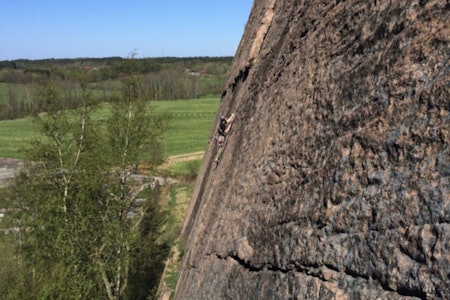 Deilig fjell: Joel Åhlander klatrer Kyrkråttan (4+) ved Brappersberget i Bohuslän. Deilig fjell: Joel Åhlander klatrer Kyrkråttan (4+) ved Brappersberget i Bohuslän.