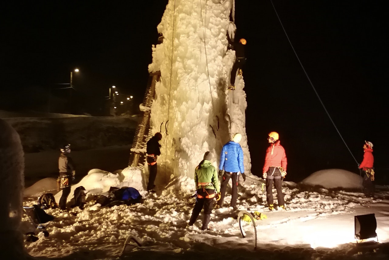 Kunstig is i Setesdal, nærmere bestemt på Helle camping. Kunstig is i Setesdal, nærmere bestemt på Helle camping.