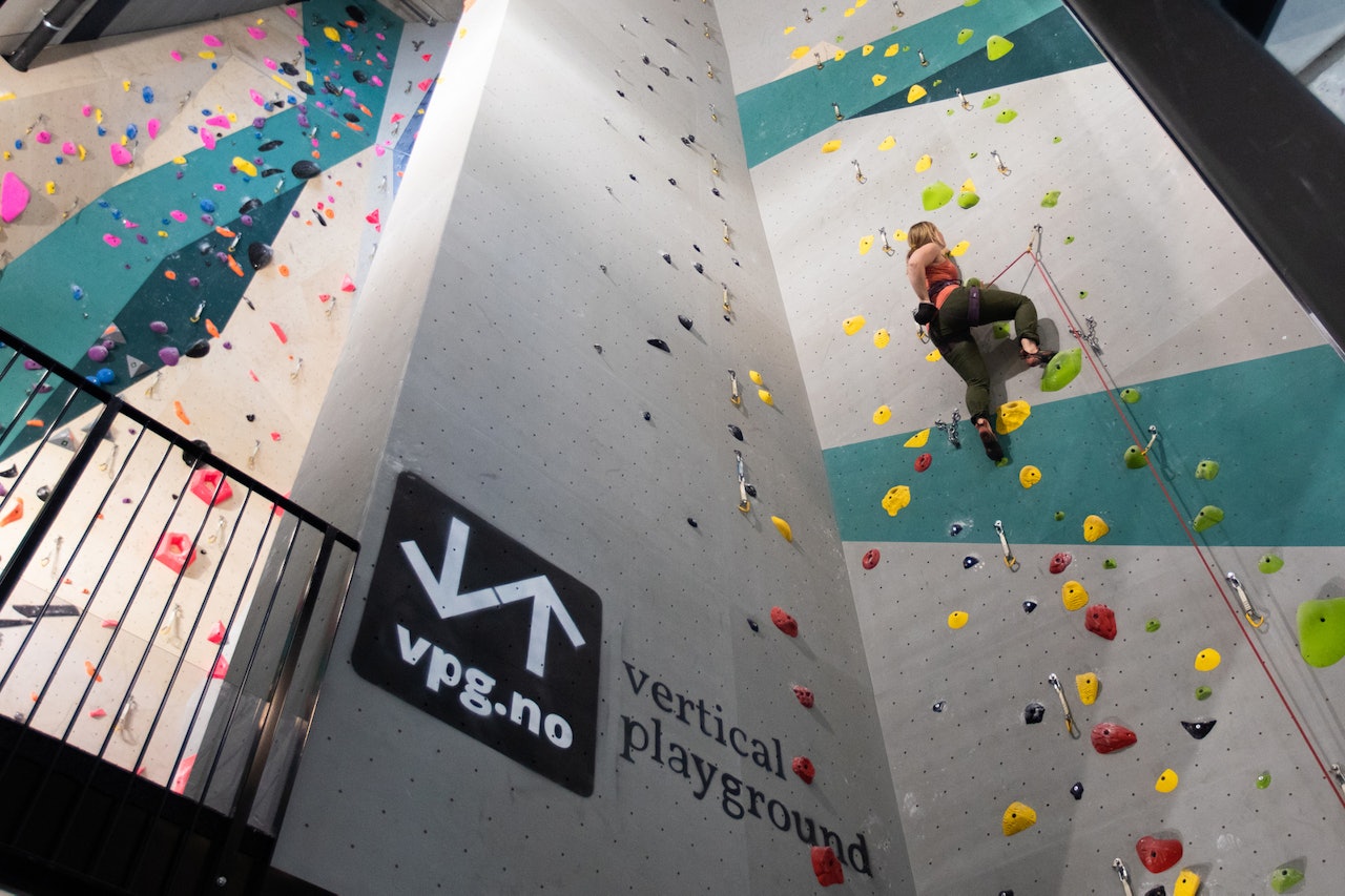 KRUX KLATRING STENGER: Grunnet et større smitteutbrudd i Oppdal stenger nå klatresenteret i en uke. Foto: Erlend Wassdahl Meirik Krux klatring oppdal klatring