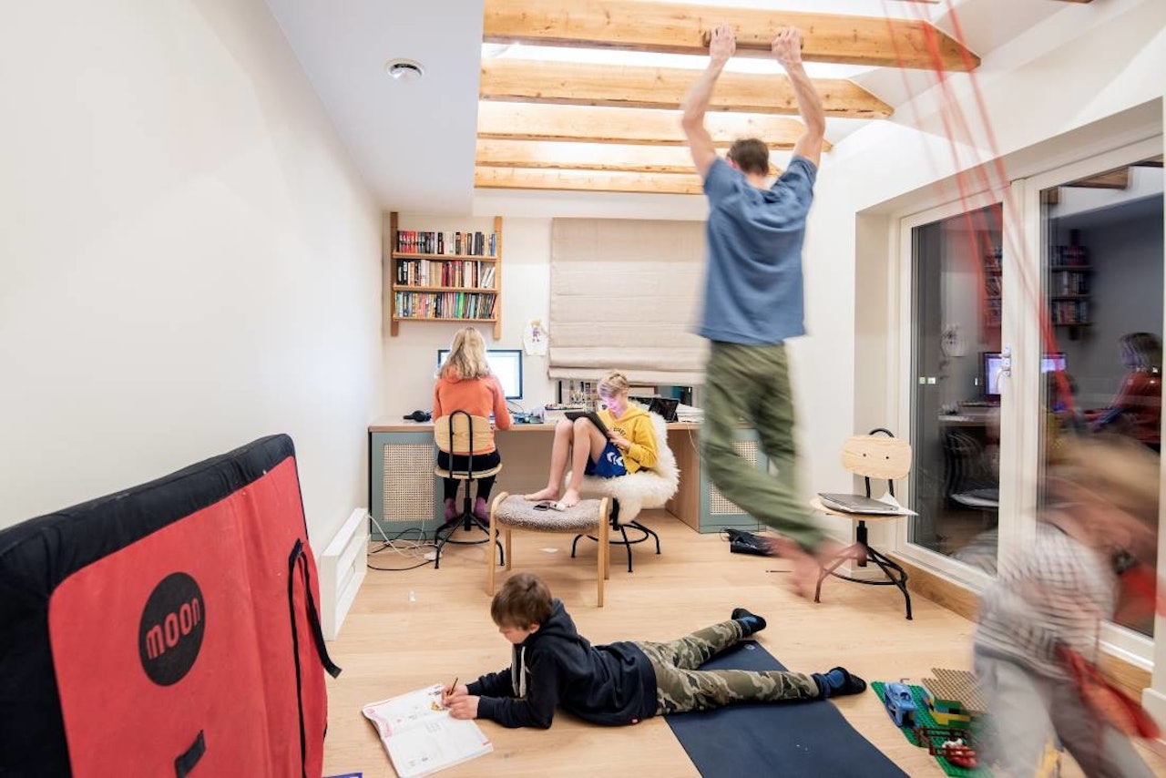 HVERDAGEN: Koronaviruset har gjort hverdagen utfordrende for mange av oss. Eli Skeid er lege, klatrer og trebarnsmor, og oppfordrer oss til å høre på helsemyndighetene og ikke ha for mye kontakt med omverdenen. Unngå å dra på trafikkerte crag og i store gjenger for å buldre. En familietur der dere er alene eller en ensom buldretur må være greit, mener hun. HVERDAGEN: Koronaviruset har gjort hverdagen utfordrende for mange av oss. Eli Skeid er lege, klatrer og trebarnsmor, og oppfordrer oss til å høre på helsemyndighetene og ikke ha for mye kontakt med omverdenen. Unngå å dra på trafikkerte crag og i store gjenger for å buldre. En familietur der dere er alene eller en ensom buldretur må være greit, mener hun.