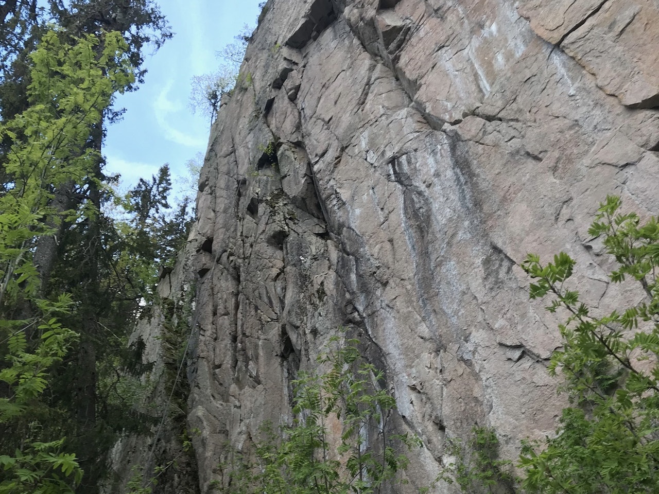 Bergflødt anneks er en vegg på 35-40 meter og en med håndfull ruter og en håndfull prosjekter, særlig i venstre del, på veggen et par hundre meter før og sør for hovedveggen Bergflødt i Lier. Foto: Geir Arne Bore Bergflødt anneks er en vegg på 35-40 meter og en med håndfull ruter og en håndfull prosjekter, særlig i venstre del, på veggen et par hundre meter før og sør for hovedveggen Bergflødt i Lier. Foto: Geir Arne Bore