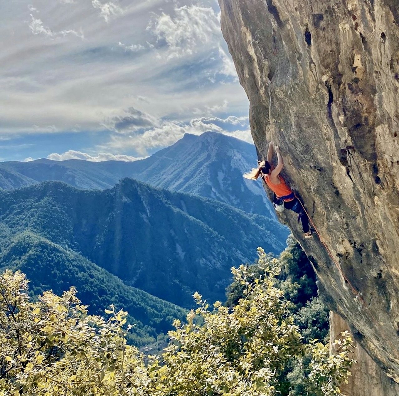 I FORM: Tina Hafsaas i aksjon i Spania. En vond finger hindret henne fra å delta i NM i buldring, men det stopper henne ikke fra å ticke harde ruter. Foto: Martin Mobråten I FORM: Tina Hafsaas i aksjon i Spania. En vond finger hindret henne fra å delta i NM i buldring, men det stopper henne ikke fra å ticke harde ruter. Foto: Martin Mobråten