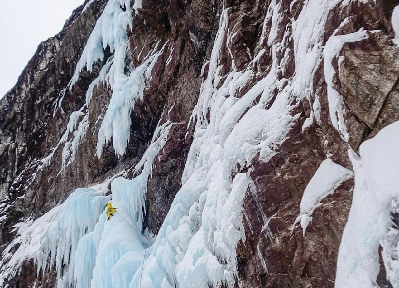 Mektige omgivelser på Fosslimonster (800 m, WI6+, M8). Foto: Philippe Batoux Mektige omgivelser på Fosslimonster (800 m, WI6+, M8). Foto: Philippe Batoux