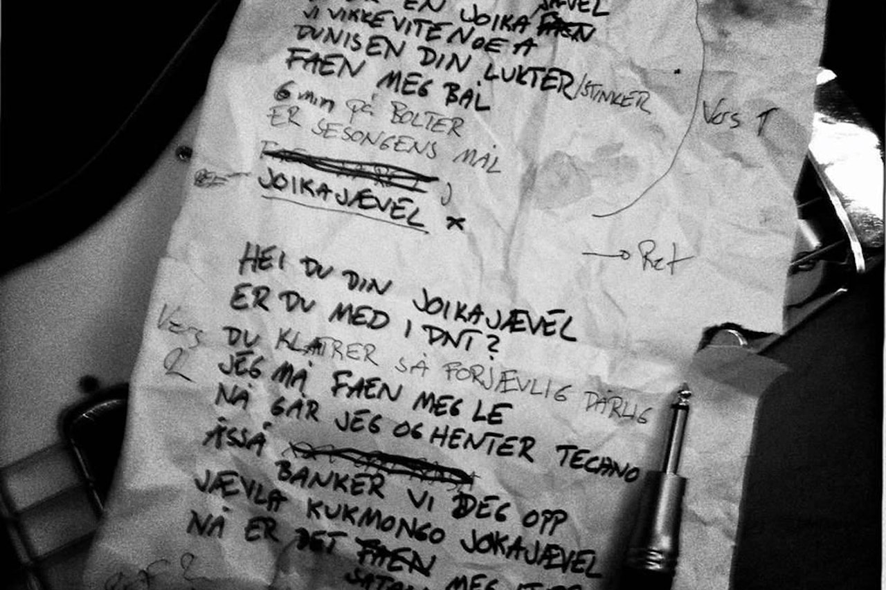 Joikabegrepets spede begynnelse på et ark. Joikabegrepets spede begynnelse på et ark.