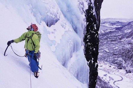 GODT NYTTÅR: Eivind Jacobsen halvveis på vei opp Henrikafossen (WI 4) 2. nyttårsdag. Foto: Christian Dramsdahl GODT NYTTÅR: Eivind Jacobsen halvveis på vei opp Henrikafossen (WI 4) 2. nyttårsdag. Foto: Christian Dramsdahl