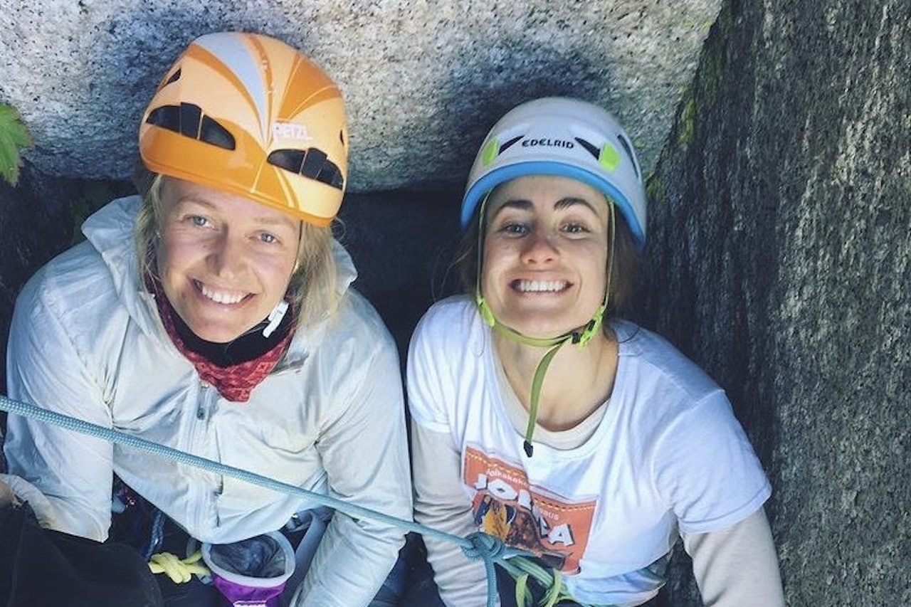 Mari Salvesen tar et oppgjør med joikabegrepet. Skal det forbli, eller er det for diskriminerende? Her fra en tur i Yosemite med Paula Voldner der artikkelforfatter er iført joika t-skjorte. Foto: Tellef Storebakken Joika, Mari Salvesen, Paula Voldner