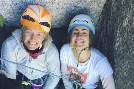 Mari Salvesen tar et oppgjør med joikabegrepet. Skal det forbli, eller er det for diskriminerende? Her fra en tur i Yosemite med Paula Voldner der artikkelforfatter er iført joika t-skjorte. Foto: Tellef Storebakken Joika, Mari Salvesen, Paula Voldner