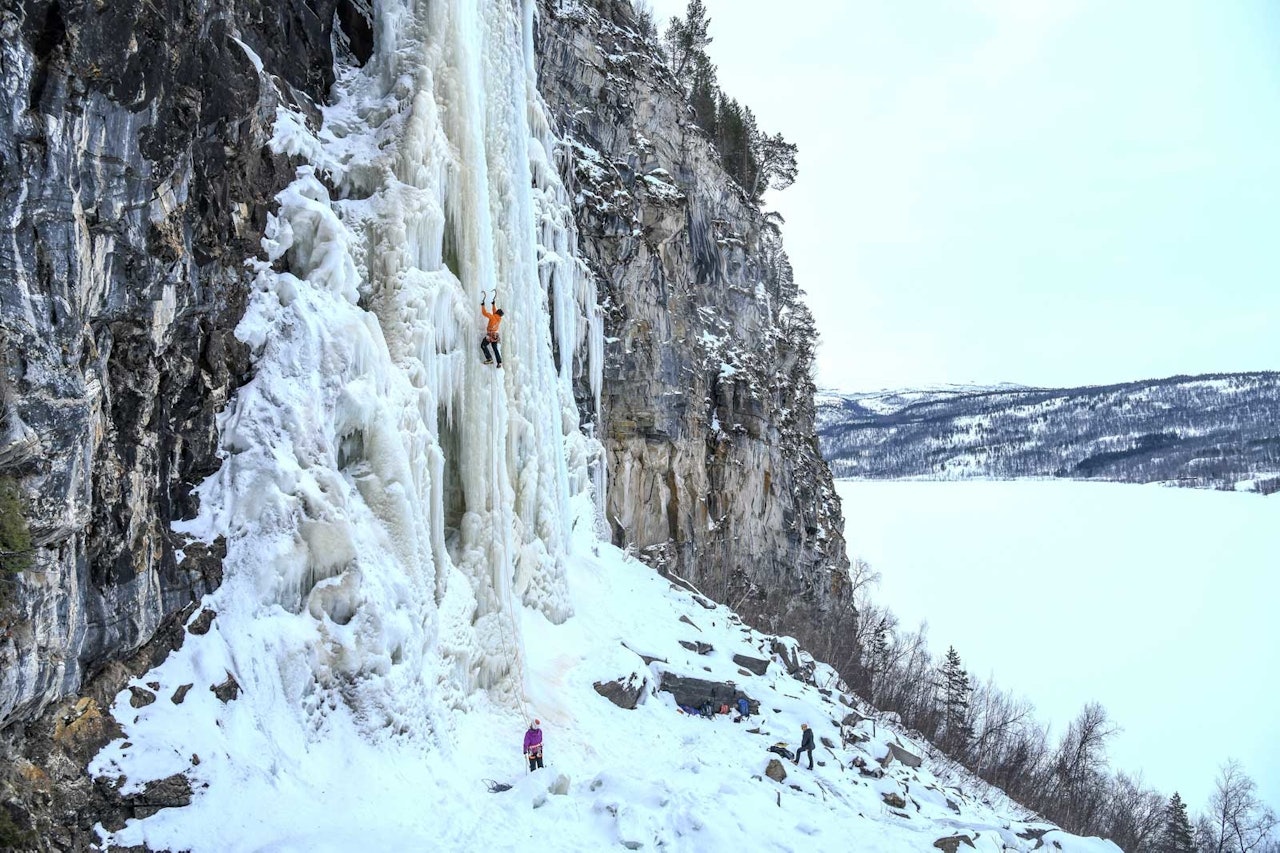 VAKKERT: Matthias Scherer på Flågbekken WI5/6 på Salangen. Foto: Pascal Tournaire / Petzl