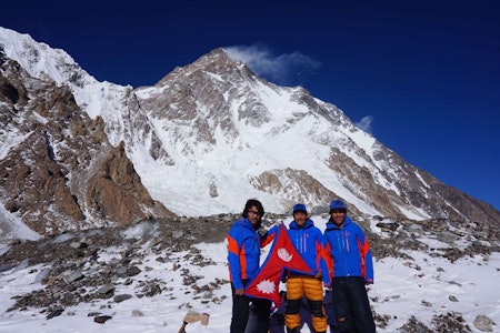10 NEPALESERE STO SAMMEN PÅ TOPPEN: 16. januar fikk K2 sin første vinterbestigning. Les historien om triumfen og tragedien i tre akter. Fra venstre: Mingma G, Dawa Tenjin og Kilu Pemba. Alle tre nådde toppen. Foto: Sherpa Winter K2 Expedition