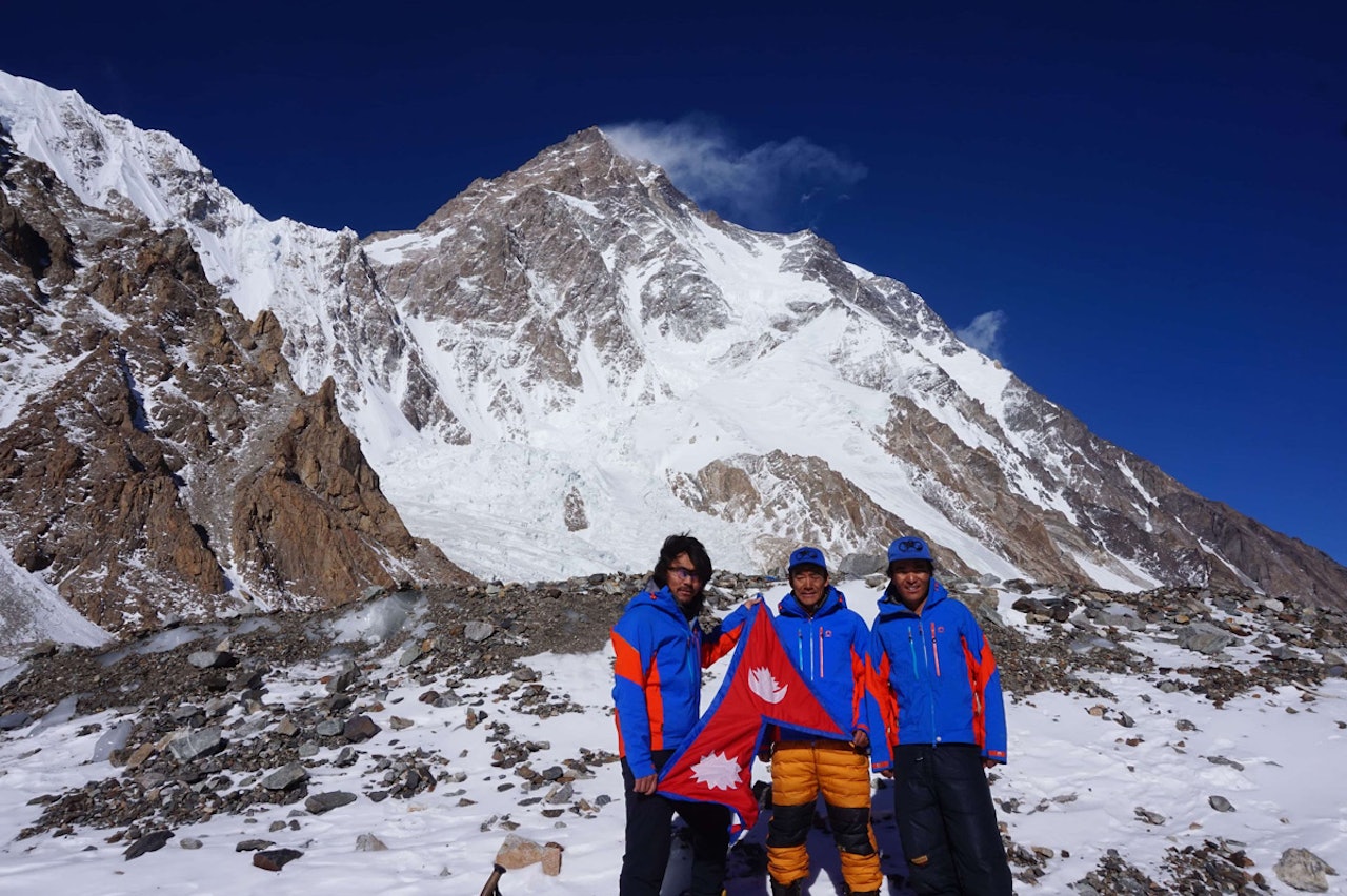 10 NEPALESERE STO SAMMEN PÅ TOPPEN: 16. januar fikk K2 sin første vinterbestigning. Les historien om triumfen og tragedien i tre akter. Fra venstre: Mingma G, Dawa Tenjin og Kilu Pemba. Alle tre nådde toppen. Foto: Sherpa Winter K2 Expedition