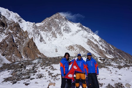 10 NEPALESERE STO SAMMEN PÅ TOPPEN: 16. januar fikk K2 sin første vinterbestigning. Les historien om triumfen og tragedien i tre akter. Fra venstre: Mingma G, Dawa Tenjin og Kilu Pemba. Alle tre nådde toppen. Foto: Sherpa Winter K2 Expedition 10 NEPALESERE STO SAMMEN PÅ TOPPEN: 16. januar fikk K2 sin første vinterbestigning. Les historien om triumfen og tragedien i tre akter. Fra venstre: Mingma G, Dawa Tenjin og Kilu Pemba. Alle tre nådde toppen. Foto: Sherpa Winter K2 Expedition