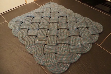 DØRMATTE AV KLATRETAU: Vil du imponere når du inviterer folk på besøk i heimen? Klatretau, dørmatte, belte