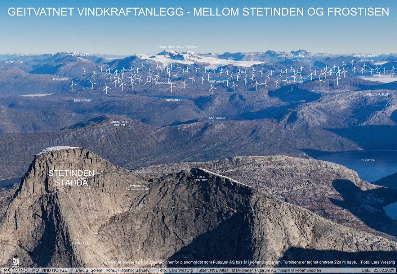 Flyfoto som viser Stetinden (Stáddá) i forgrunnen og vindkraftanlegget som foreslås rundt Geitvatnet. Frostisen (Ruostajiekna) i bakgrunnen. Turbinene er tegnet 220 meter høye innenfor det planområdet som Futurum AS forslår avsatt til vindkraft i kommuneplanen. Illustrasjon: Bård S. Solem Motvind Norge Flyfoto: Lars Westvig. Stetind vindkraft
