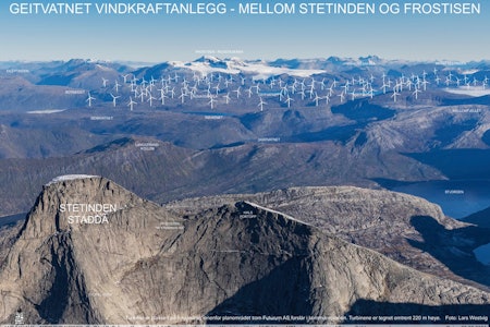 Flyfoto som viser Stetinden (Stáddá) i forgrunnen og vindkraftanlegget som foreslås rundt Geitvatnet. Frostisen (Ruostajiekna) i bakgrunnen. Turbinene er tegnet 220 meter høye innenfor det planområdet som Futurum AS forslår avsatt til vindkraft i kommuneplanen. Illustrasjon: Bård S. Solem Motvind Norge Flyfoto: Lars Westvig. Stetind vindkraft