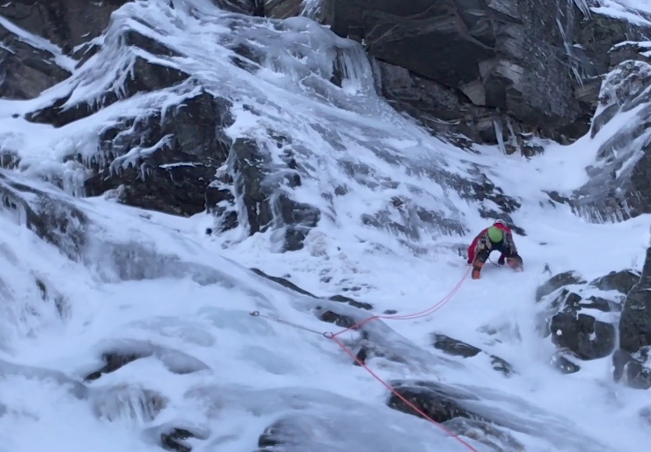 Ice Lemoniada med grad WI4, 6 t.l. og lengde 265 meter. Ice Lemoniada med grad WI4, 6 t.l. og lengde 265 meter.