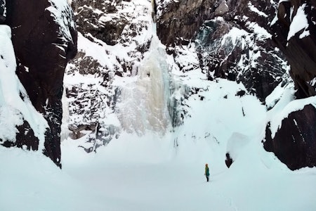RJUKAN: Et naturlig samlingssted for landets isklatrere er på Rjukan. Her er Arne Hodnungset foran Rjukanfossen. Foto: Eirin Breie RJUKAN: Et naturlig samlingssted for landets isklatrere er på Rjukan. Her er Arne Hodnungset foran Rjukanfossen. Foto: Eirin Breie