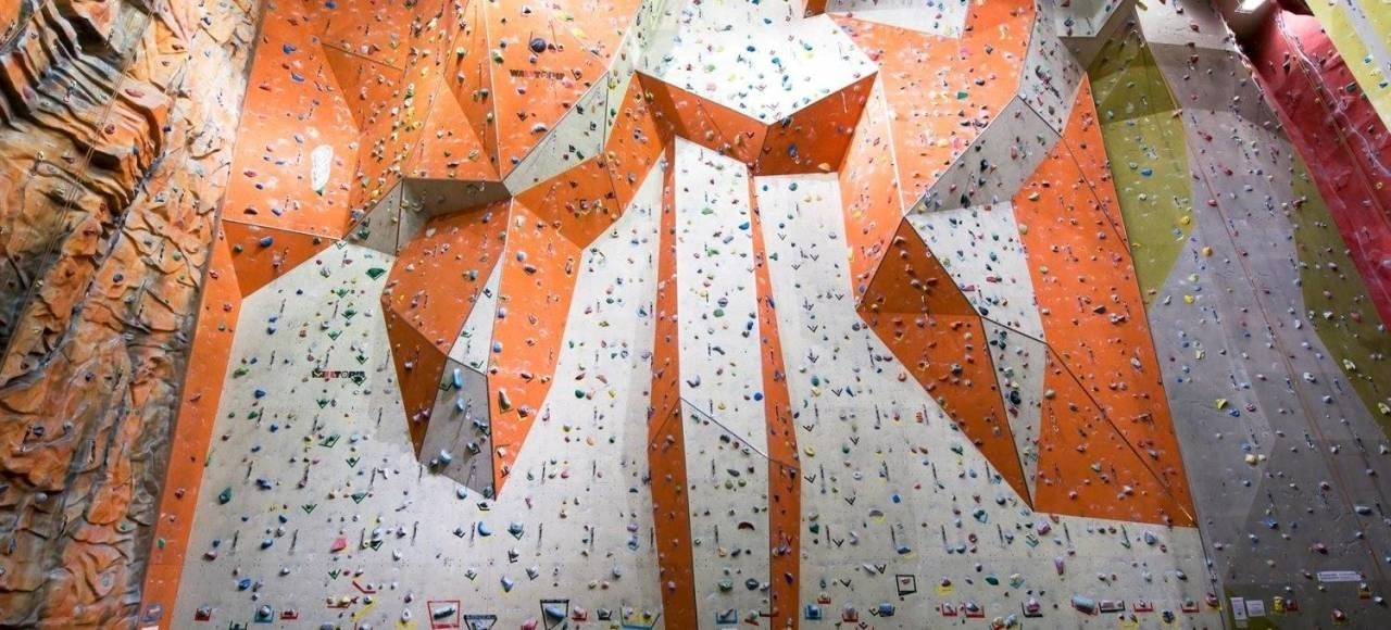 Vi satser på at det ikke blir tomme vegger som dette fremover. Det kan hende det blir innført lokale tiltak om avstand på 2 meter i områder med høyt smittetrykk. Korona, klatring,