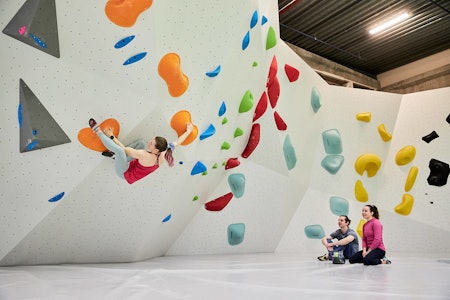 ÅPNER IGJEN:  Nå kan de over 20 år klatre innendørs på klatresentrene igjen i Trondheim. Foto: Vegar Herstrøm  ÅPNER IGJEN:  Nå kan de over 20 år klatre innendørs på klatresentrene igjen i Trondheim. Foto: Vegar Herstrøm