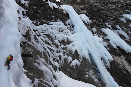 SVÆRING: Toralf Furseth på andre taulengde på Gjølapilaren i 2015. Foto: Emil Bråten isklatring alpinklatring nordmøre Litldalen