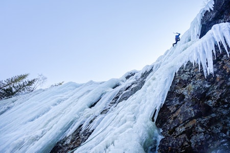 FØRST OPP: Jacob V. Møllersen førstebestiger Luksuspinne (WI 5) på Fossberget. Foto: Ulf Johansen FØRST OPP: Jacob V. Møllersen førstebestiger Luksuspinne (WI 5) på Fossberget. Foto: Ulf Johansen