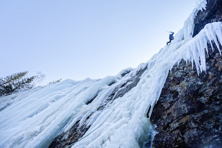 FØRST OPP: Jacob V. Møllersen førstebestiger Luksuspinne (WI 5) på Fossberget. Foto: Ulf Johansen