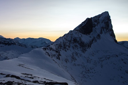 To maur i skumringa. På heimveg under Jakta etter bestigninga av Blåhornet. Foto: Ståle Johan Aklestad To maur i skumringa. På heimveg under Jakta etter bestigninga av Blåhornet. Foto: Ståle Johan Aklestad