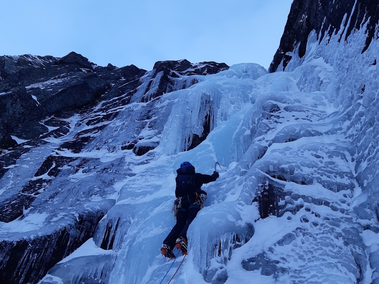 VAKKERT: Torgeir Holmslet klatrer på vestsiden av Dauersnosi. Foto: Even Fridèn Melhus VAKKERT: Torgeir Holmslet klatrer på vestsiden av Dauersnosi. Foto: Even Fridèn Melhus