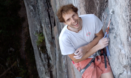 Erik Grandelius er en av Nordens sterkeste og mest allsidige klatrere. Se filmen da han gikk Fuglesang (9a) på Lier. Foto: Skjermdump/Tellef Storebakken 
