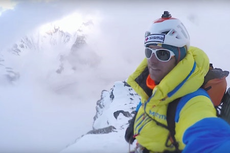Fredrik Sträng med K2 i bakgrunnen. Fredrik Sträng med K2 i bakgrunnen.