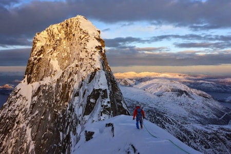 VAKKERT: Stetind om vinteren. Foto: Signar Nilsen Stetind, Norges nasjonalfjell, Tysfjord