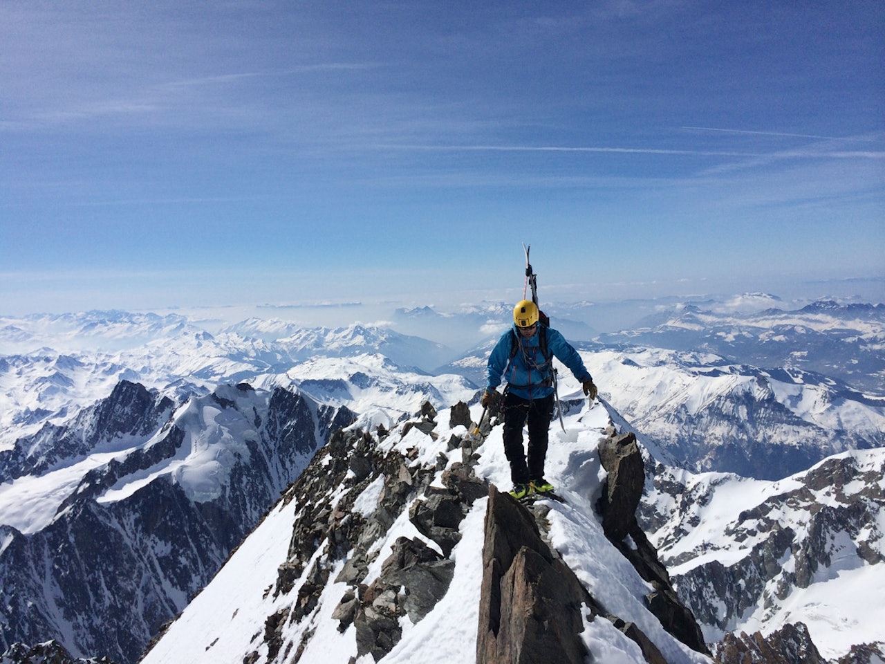 SKARPE RYGGER: Skal du klatre alle 4000-meterne i Alpene nå du regne med å traske litt på smale fjellrygger. Foto: Privat