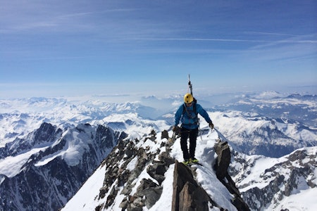 SKARPE RYGGER: Skal du klatre alle 4000-meterne i Alpene nå du regne med å traske litt på smale fjellrygger. Foto: Privat