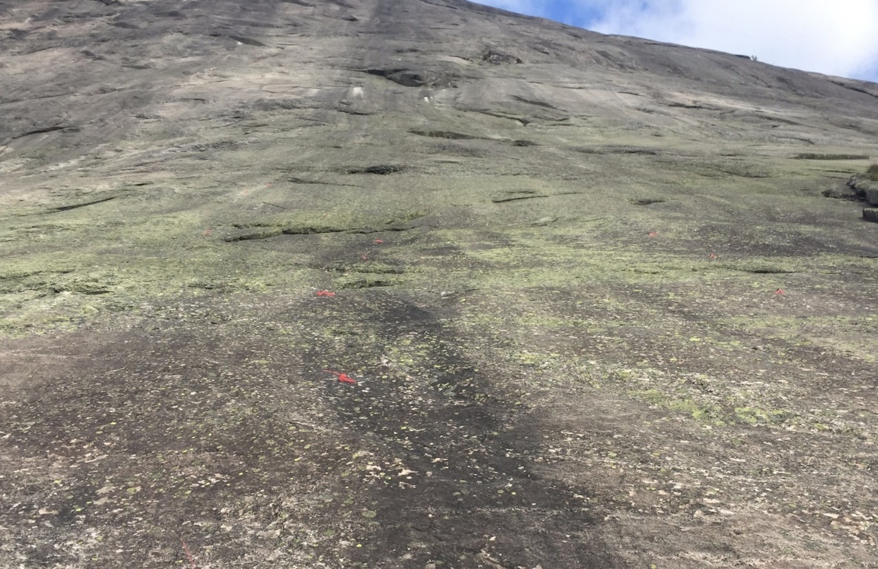 Dragons Highway på Hægefjell, med bolter med røde bånd påført av GKK og CKK. Alle boltene som ble satt av Klatrefestivalen på 1. taulengde ble tatt bort før Klatrefestivalen ble arrangert i august og tilbakestilt til original form. 