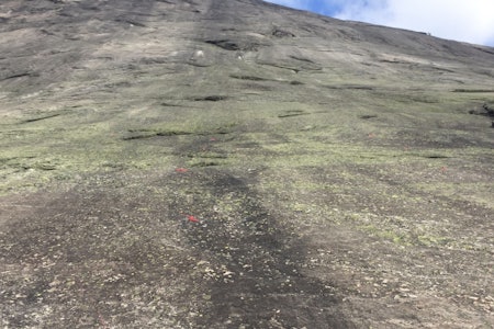 Dragons Highway på Hægefjell, med bolter med røde bånd påført av GKK og CKK. Alle boltene som ble satt av Klatrefestivalen på 1. taulengde ble tatt bort før Klatrefestivalen ble arrangert i august og tilbakestilt til original form.  Dragons Highway på Hægefjell, med bolter med røde bånd påført av GKK og CKK. Alle boltene som ble satt av Klatrefestivalen på 1. taulengde ble tatt bort før Klatrefestivalen ble arrangert i august og tilbakestilt til original form.