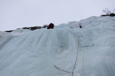 Siv Bøyum på led på Haugsfossen i Hemsedal - en isklassiker du bør ticke av på lista di. Foto: Lisa Kvålshaugen Bjærum Haugsfossen, Hemsedal, isklatring