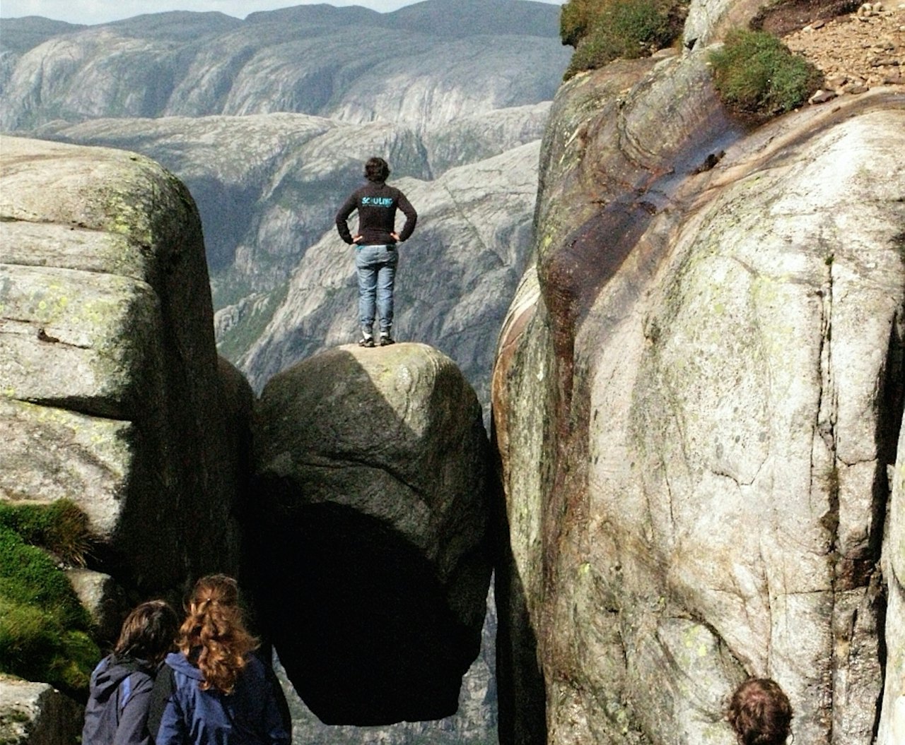 ittil har ikke en eneste fotturist falt av verken Kjerag eller Preikestolen. Det er ganske utrolig med tanke på de mange hundre tusen som går der årlig. Så hvorfor fikse noe som virker? Hvorfor øke sikkerheten på noe som historisk er trygt, spør kronikkforfatteren. Foto: Leo Setä ittil har ikke en eneste fotturist falt av verken Kjerag eller Preikestolen. Det er ganske utrolig med tanke på de mange hundre tusen som går der årlig. Så hvorfor fikse noe som virker? Hvorfor øke sikkerheten på noe som historisk er trygt, spør kronikkforfatteren. Foto: Leo Setä