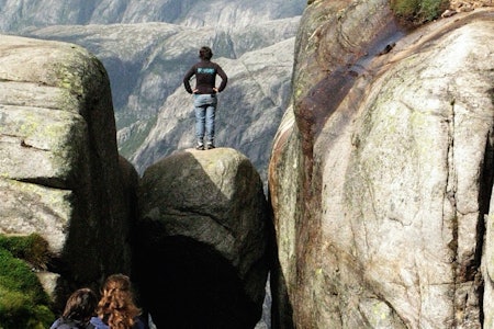 ittil har ikke en eneste fotturist falt av verken Kjerag eller Preikestolen. Det er ganske utrolig med tanke på de mange hundre tusen som går der årlig. Så hvorfor fikse noe som virker? Hvorfor øke sikkerheten på noe som historisk er trygt, spør kronikkforfatteren. Foto: Leo Setä ittil har ikke en eneste fotturist falt av verken Kjerag eller Preikestolen. Det er ganske utrolig med tanke på de mange hundre tusen som går der årlig. Så hvorfor fikse noe som virker? Hvorfor øke sikkerheten på noe som historisk er trygt, spør kronikkforfatteren. Foto: Leo Setä
