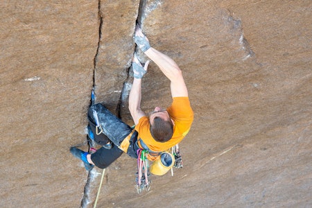 UTHOLDENDE TYPE: John Henry Nilssen holder ut på en av Norges vanskeligste, naturlig sikra ruter; Ronny Medelsvensson (9/ 8b) i Jøssingfjord. Foto: Mari Salvesen klatring trening