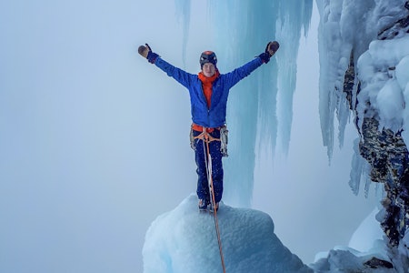 I GUDVANGENS RIKE: Martin Skaar Olslund i et hav av hengende istapper under førstebestigningen av Kjelfossen, WI6, 800 m, i Gudvangen. Foto: Joel Kvernaas alpinklatring Martin Olslund