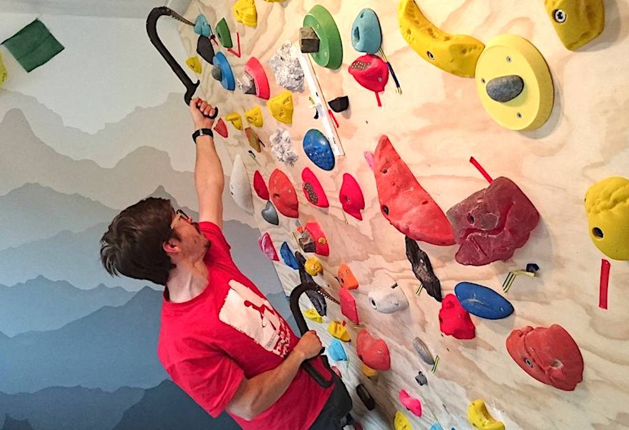 Ian Hanson trener på soverommet hjemme. Ian Hanson trener på soverommet hjemme.