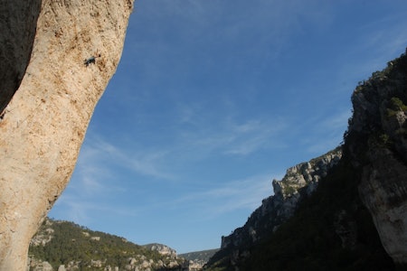 En franskmann prøver seg på Les ailes du desir (8a), som Erik Assum hadde sin nydelige onsightopplevelse på. I profil ser vi pillaren hvor superklassikeren Tennessee (8b) går, Foto: Dag Hagen En franskmann prøver seg på Les ailes du desir (8a), som Erik Assum hadde sin nydelige onsightopplevelse på. I profil ser vi pillaren hvor superklassikeren Tennessee (8b) går, Foto: Dag Hagen